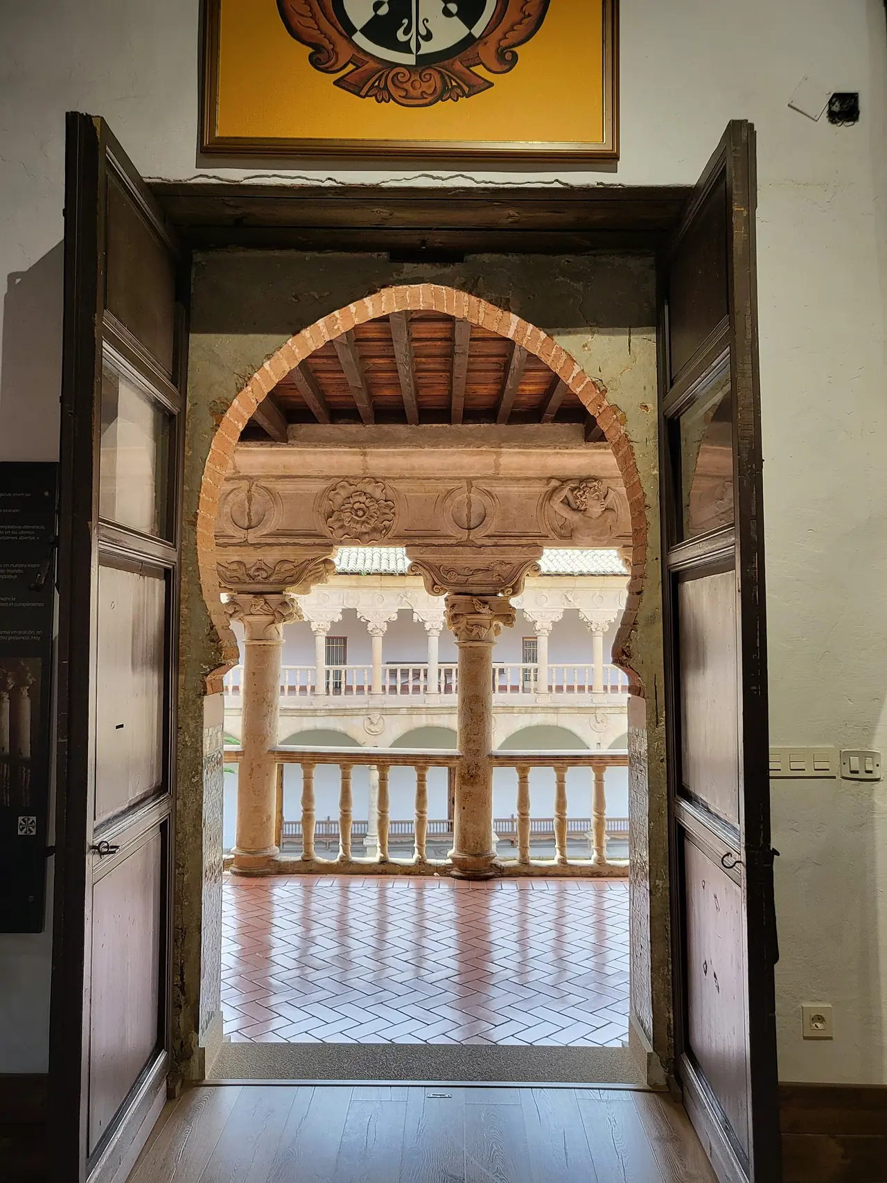 Arco mudéjar abierto hacia el claustro renacentista