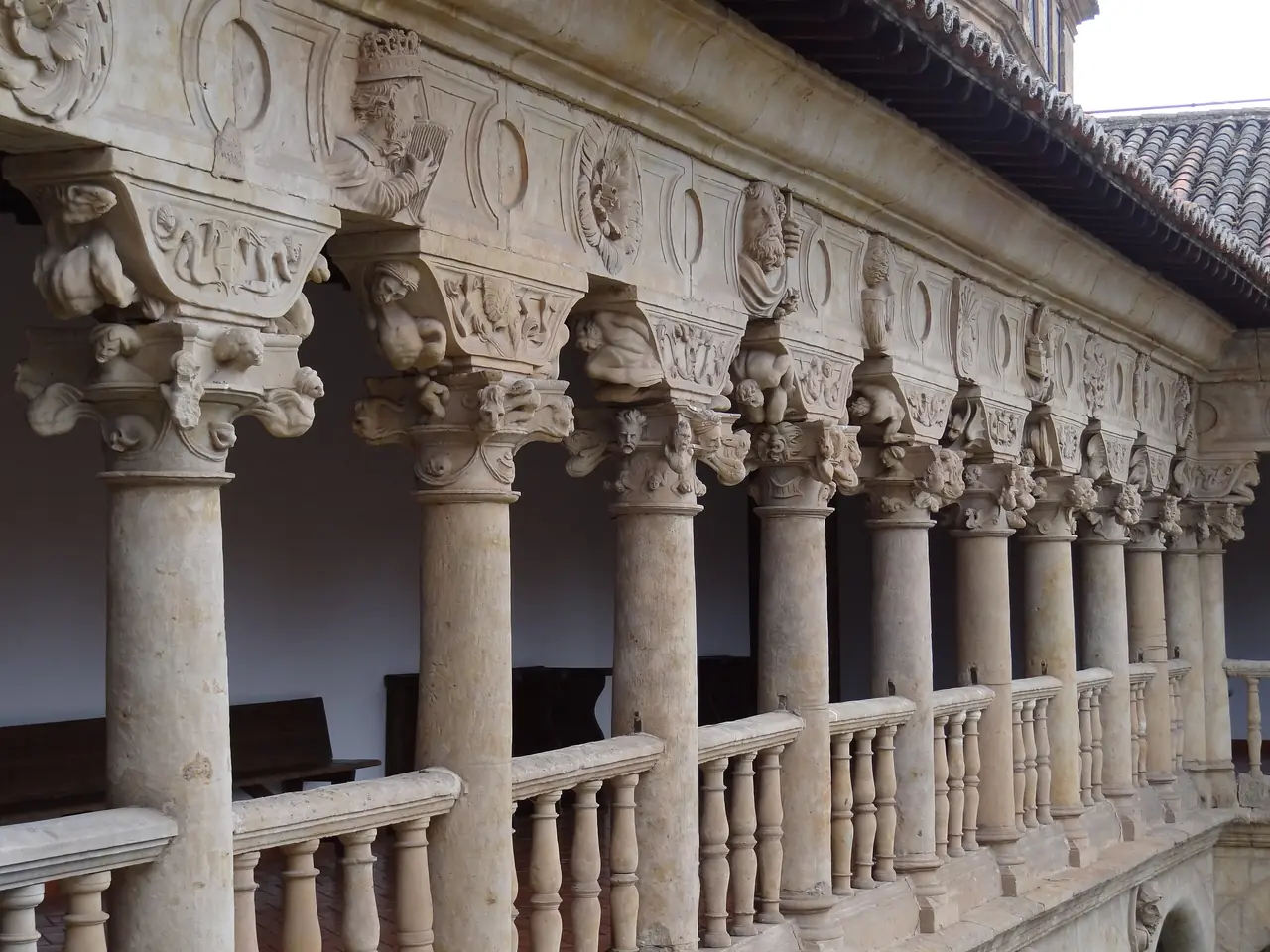 Capiteles y zapatas labradas de la galería alta