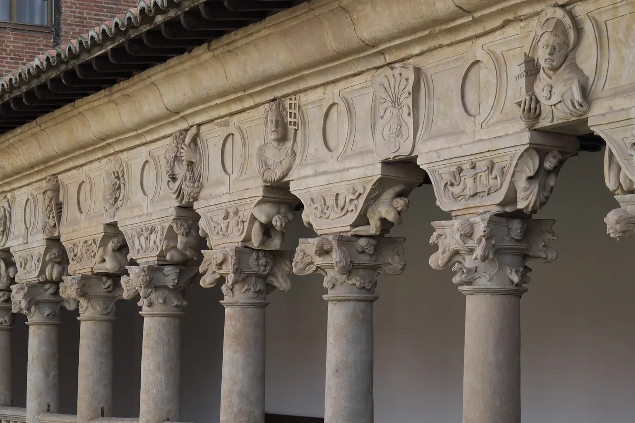 Capiteles y friso de la galería alta