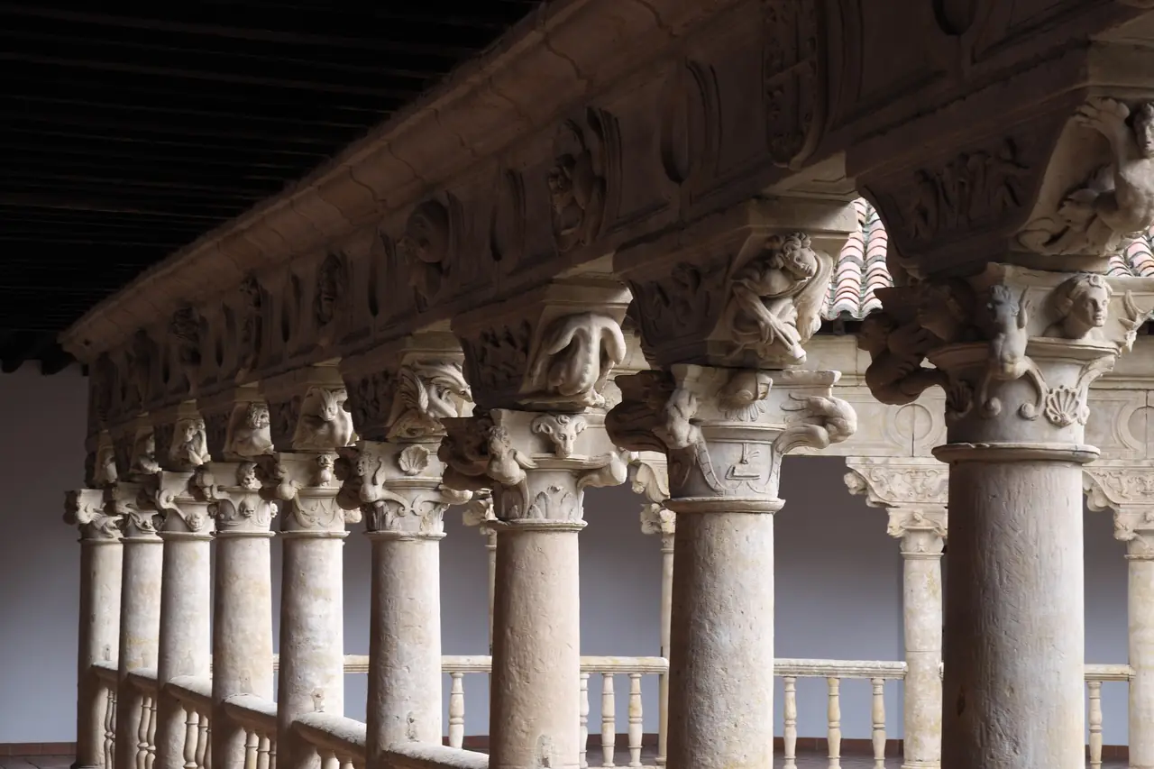 Capiteles y zapatas de la galería alta