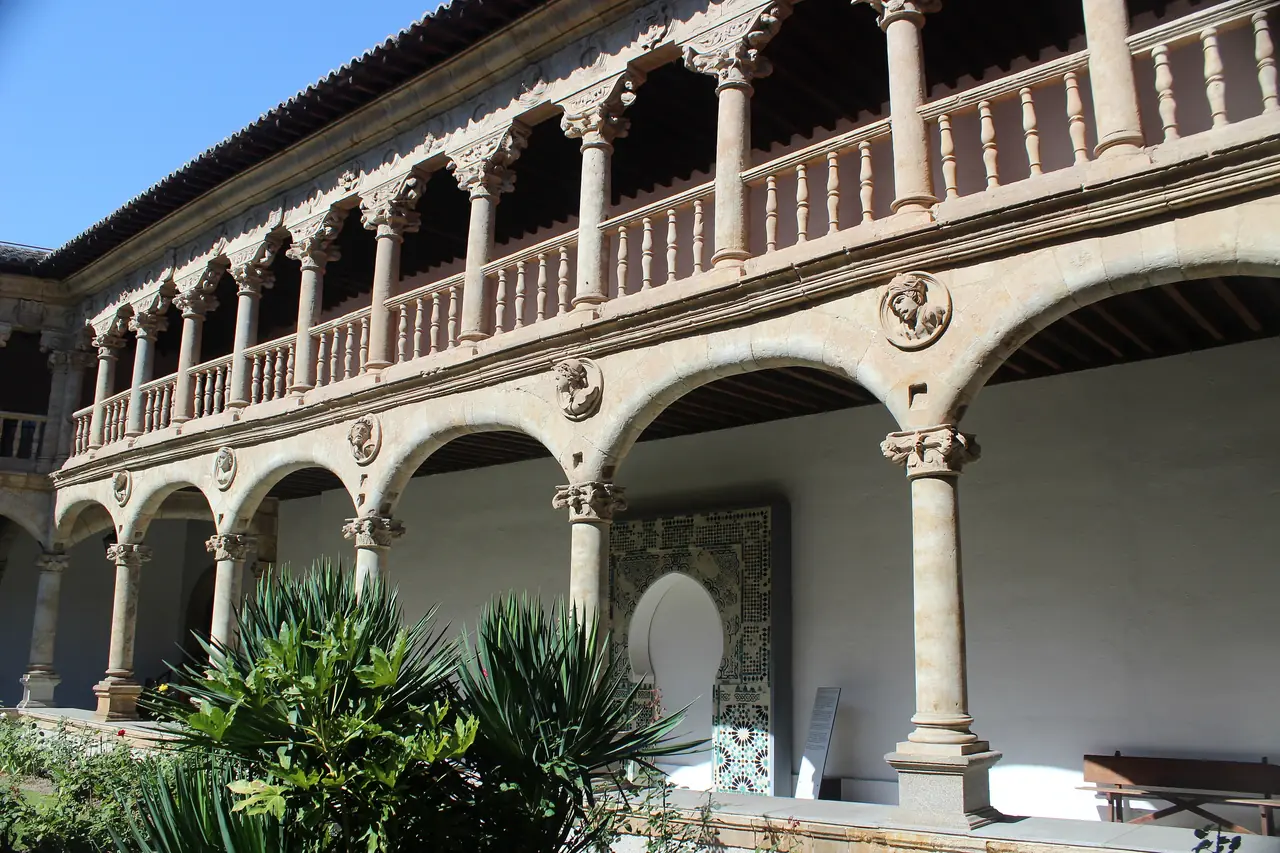 Arcos rebajados de la planta baja y galería adintelada del piso alto