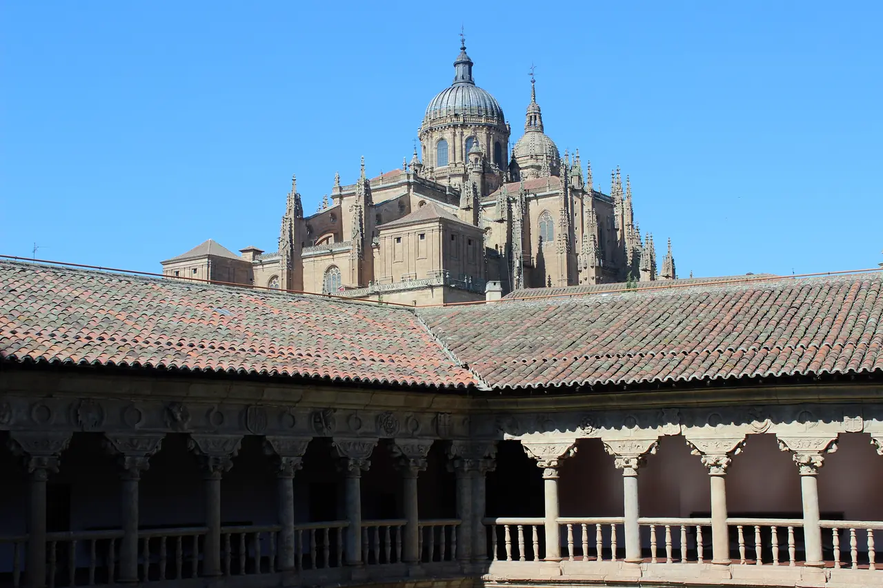 El claustro renacentista del convento con la cúpula de la Catedral Nueva de Salamanca al fondo