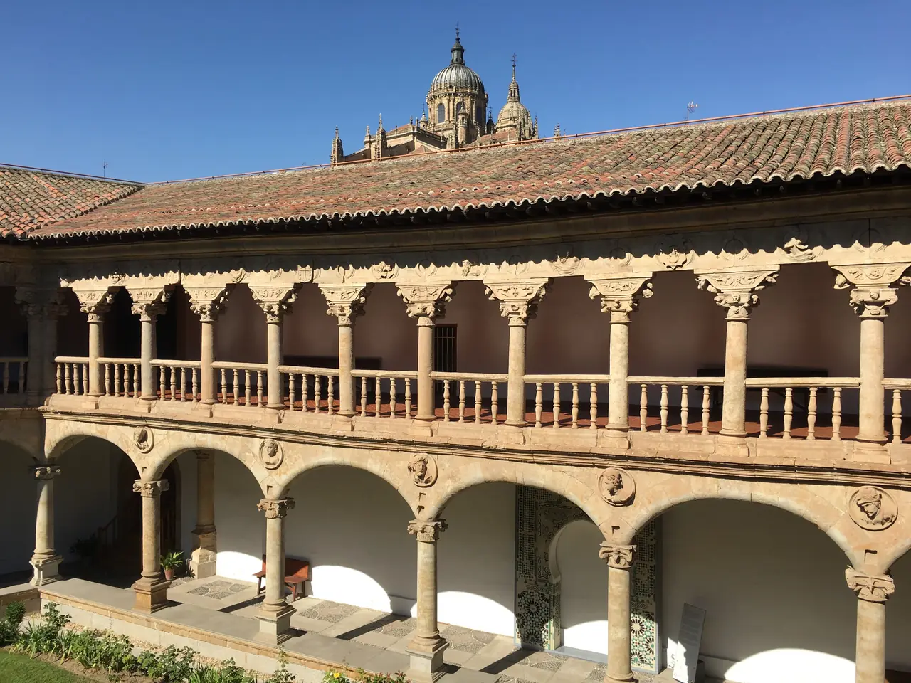 Las dos galerías del claustro, con arcos en la planta baja y columnas con zapatas en la alta