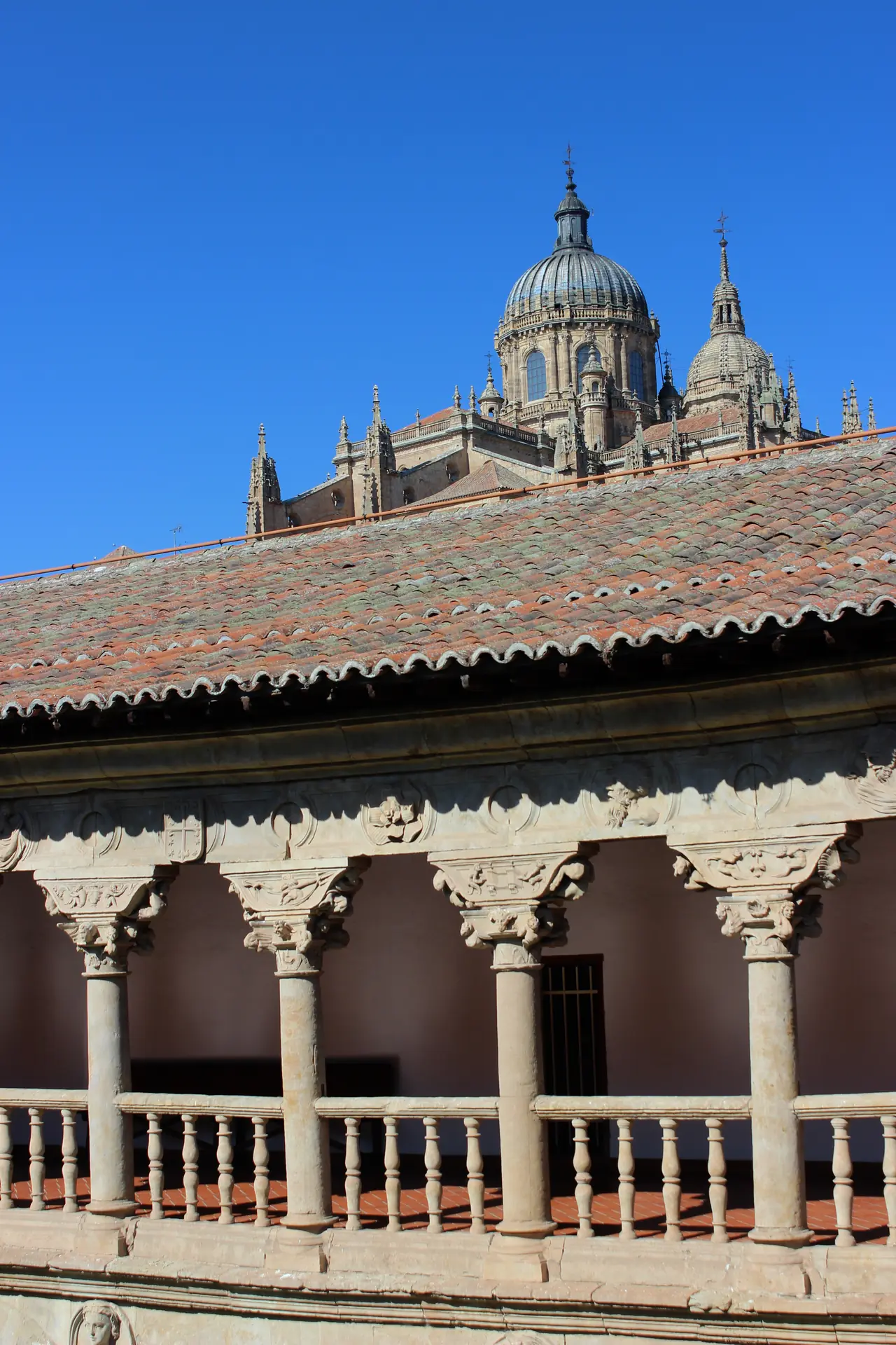 Las galerías del claustro bajo un cielo azul
