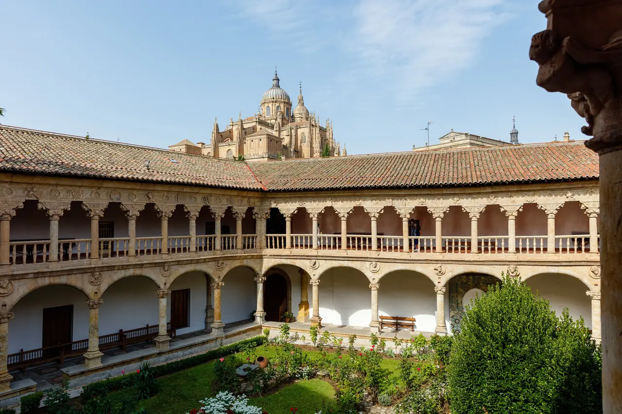 Vista general del claustro, con sus dos pisos de galerías en torno al jardín