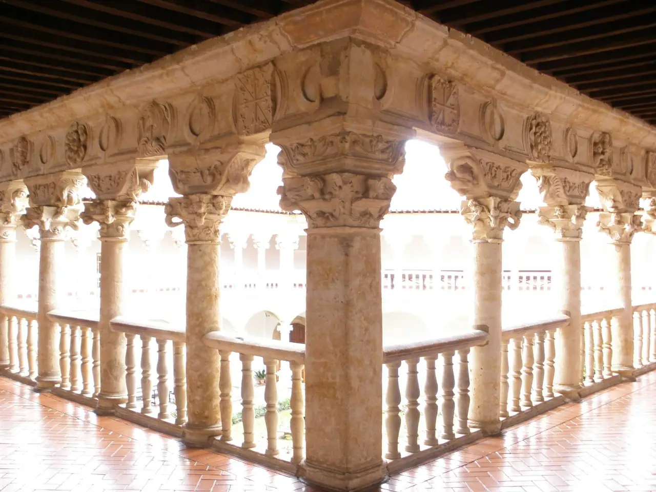 Columnas y capiteles de la galería alta a contraluz