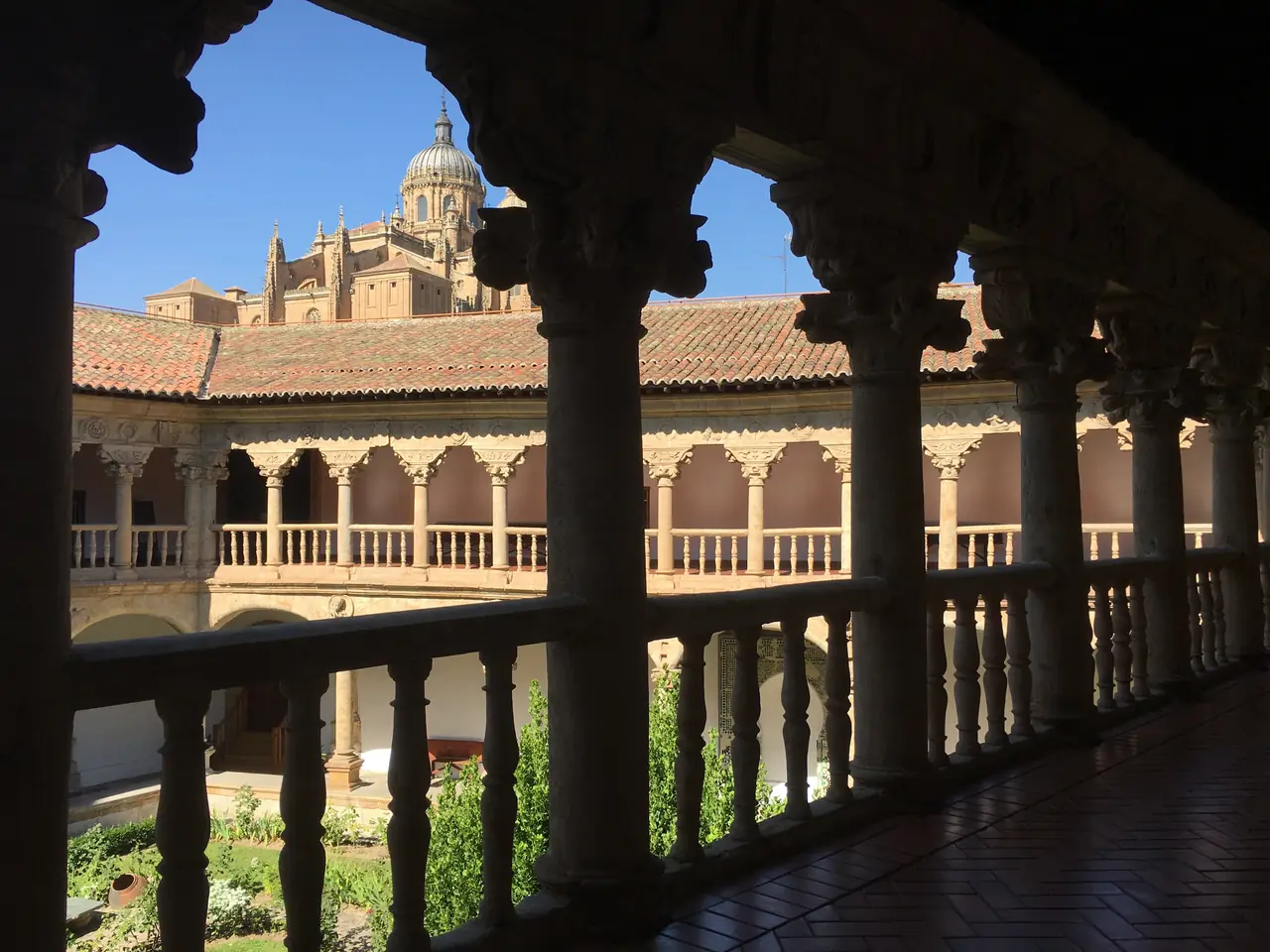 La Catedral Nueva vista entre las columnas de la galería alta