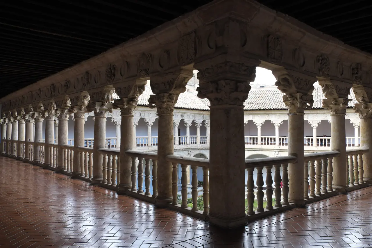 La galería alta del claustro, silenciosa, con su balaustrada de piedra