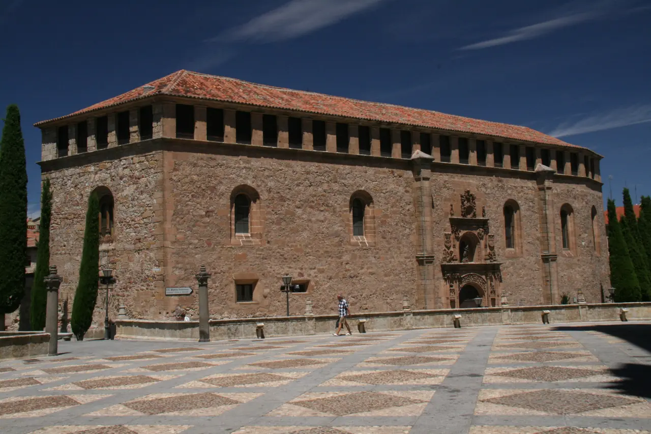 La iglesia y el convento de las Dueñas vistos desde la plaza