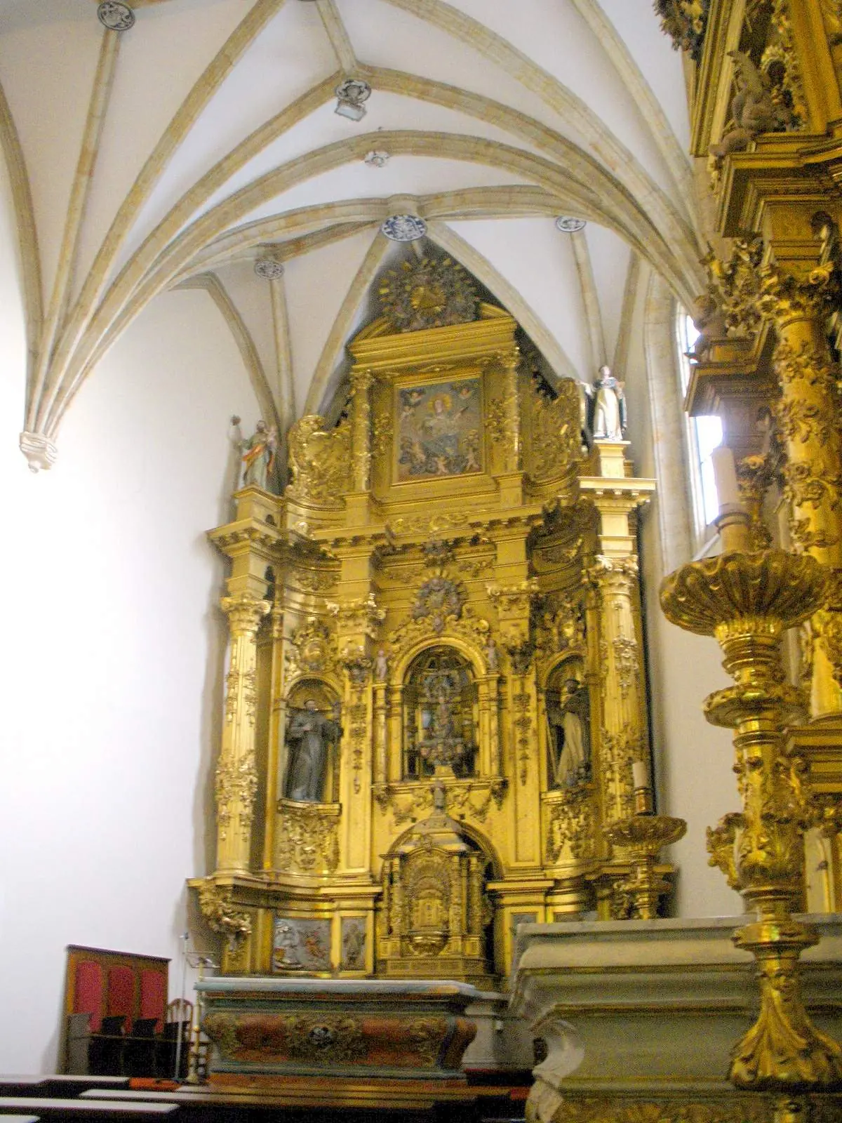Retablo barroco dorado de la iglesia