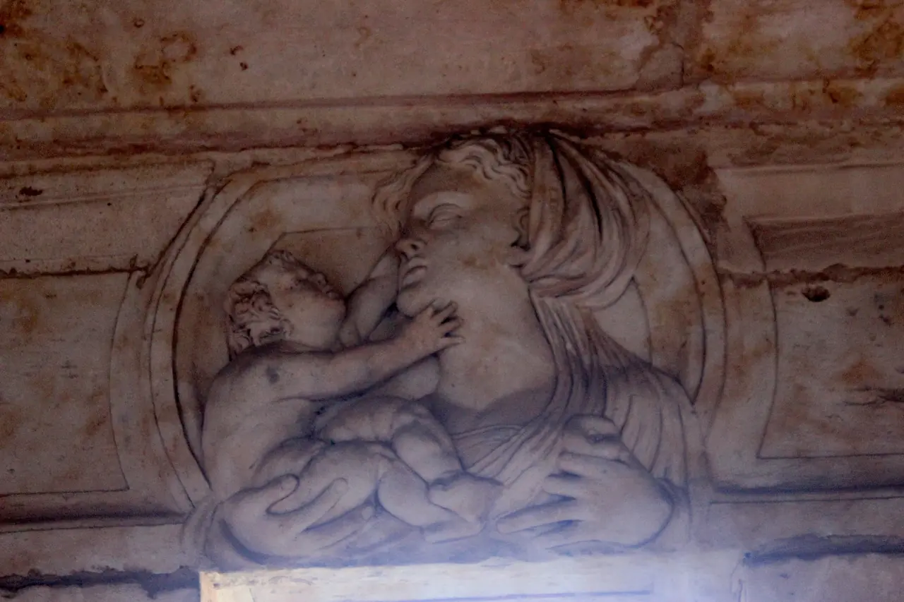Relieve en uno de los medallones del claustro