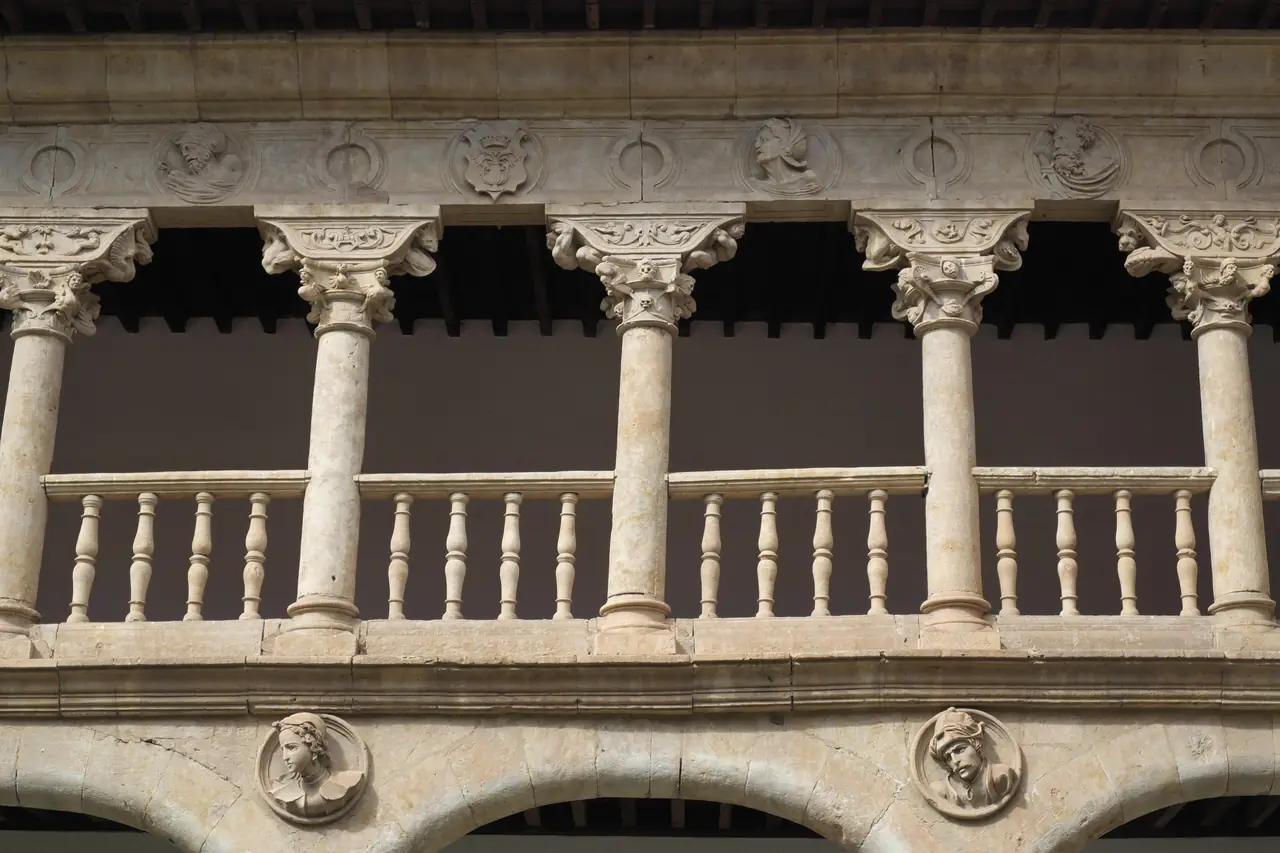 Medallones esculpidos y capiteles del claustro