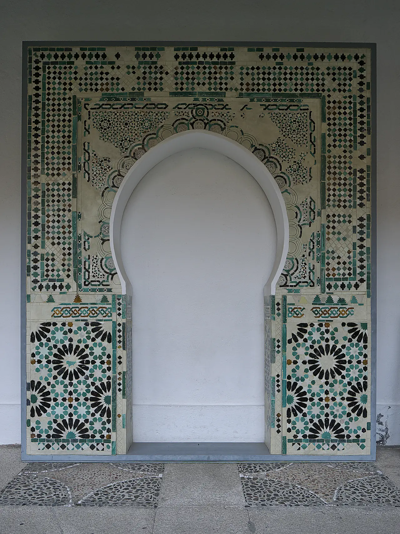 Portada de azulejos de época mudéjar con arco de herradura