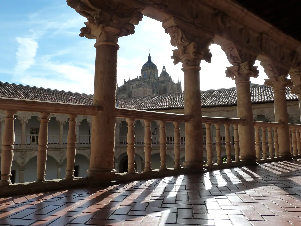 La Catedral Nueva vista entre las columnas de la galería alta del claustro